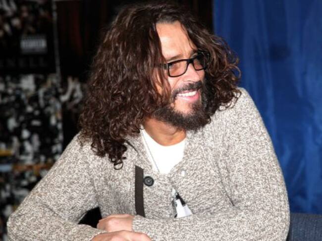 Chris Cornell sonriendo en firma de autógrafos