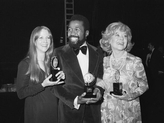 Glynis Johns celebrando su premio Tony como "Mejor Actriz"