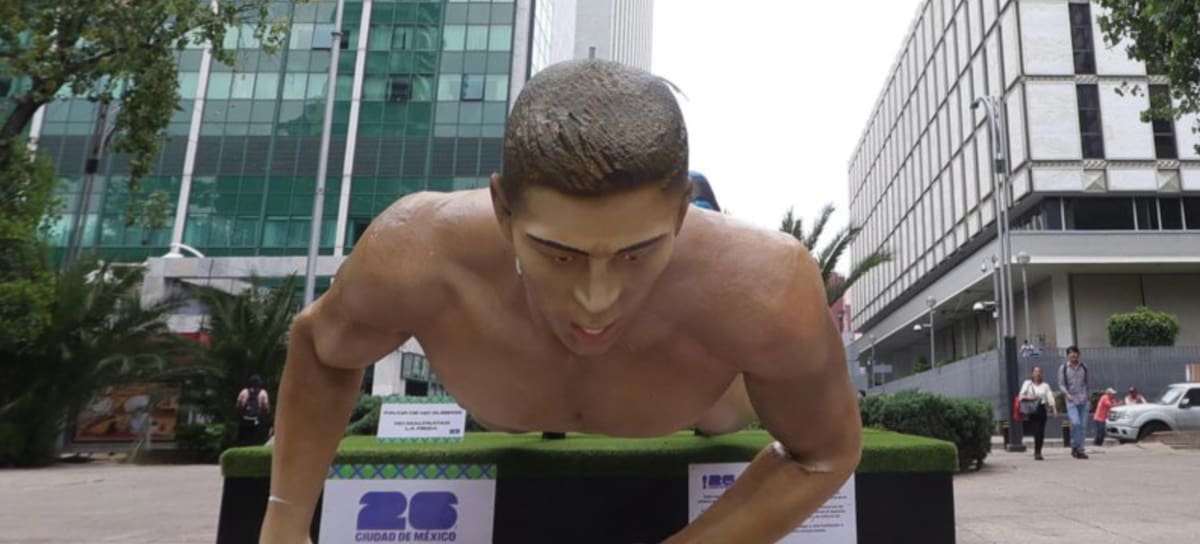 La CNTE derribó las estatuas en conmemoración del Mundial que yacían en Reforma