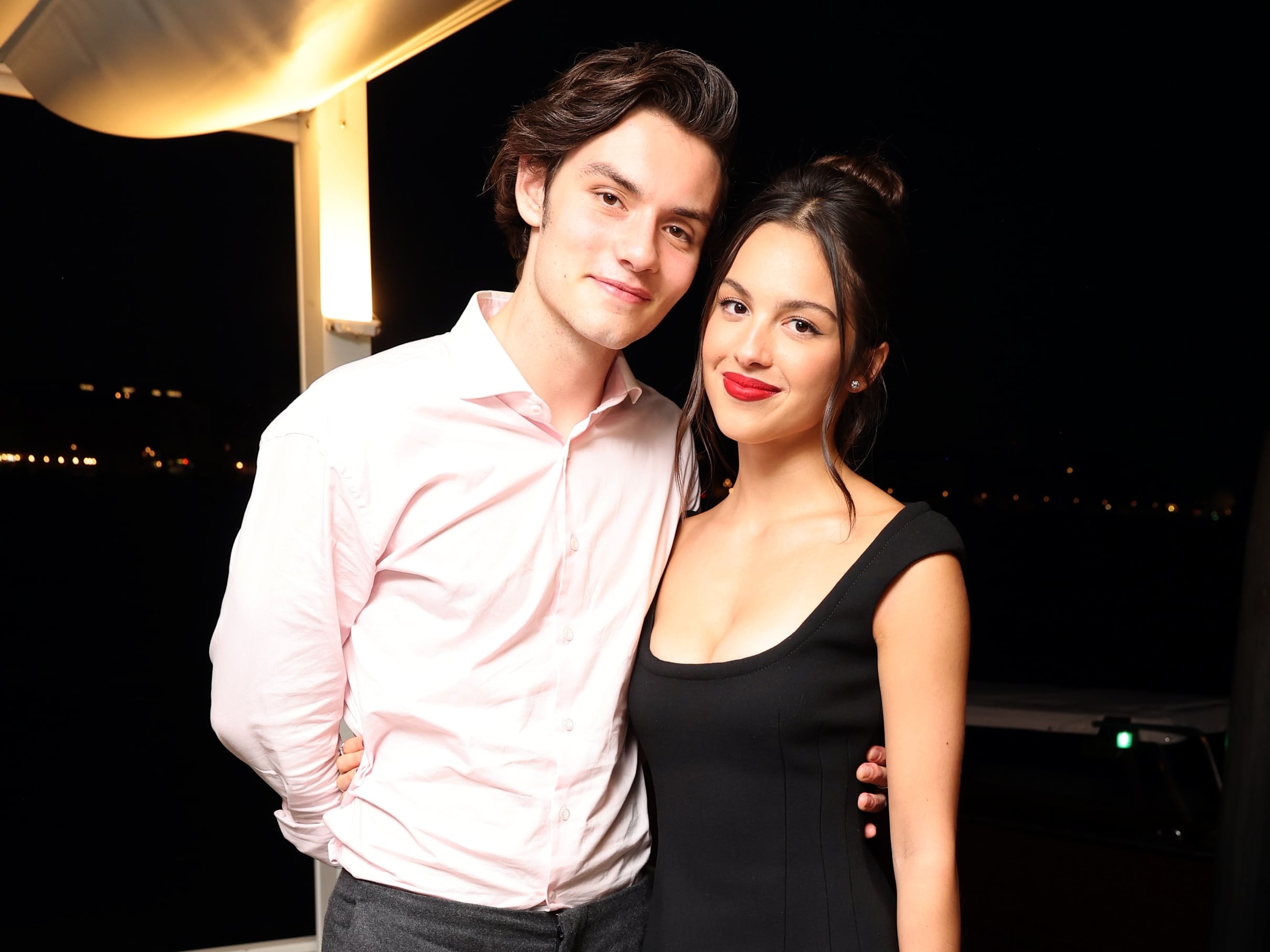 Louis Partridge y Olivia Rodrigo en el Festival de cine de Venecia, agosto de 2024.
