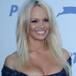 Pamela Anderson promociona zapatos totalmente desnuda