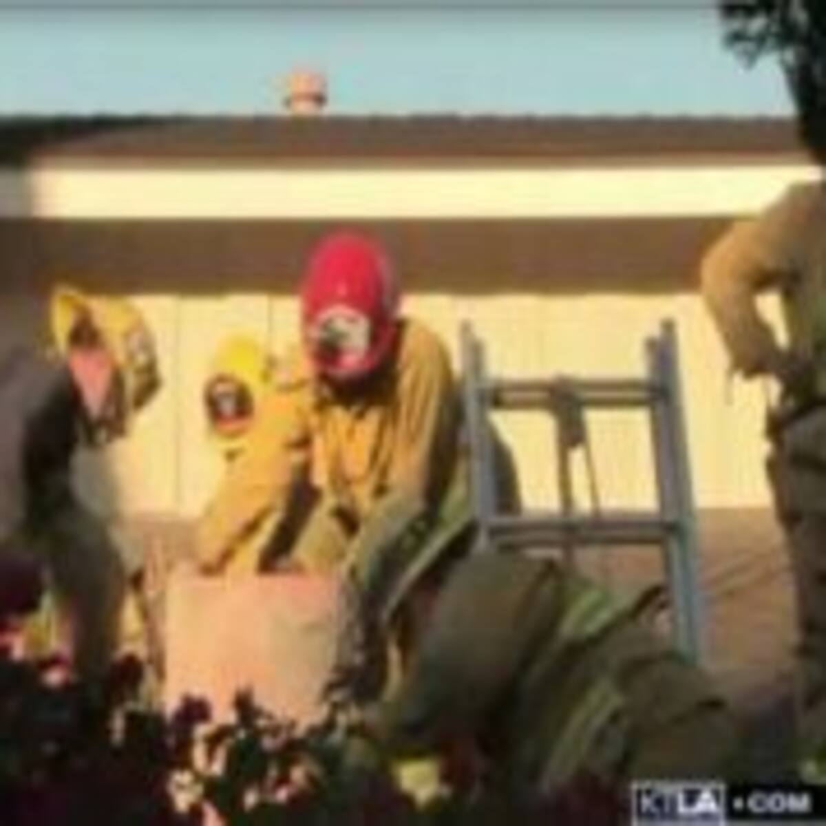 Quiso sorprender a su exnovio y se quedó atascada en la chimenea