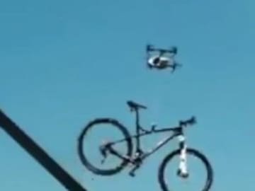 INTENTAN ROBAR UNA BICICLETA CON UN DRONE Y SE VUELVE VIRAL