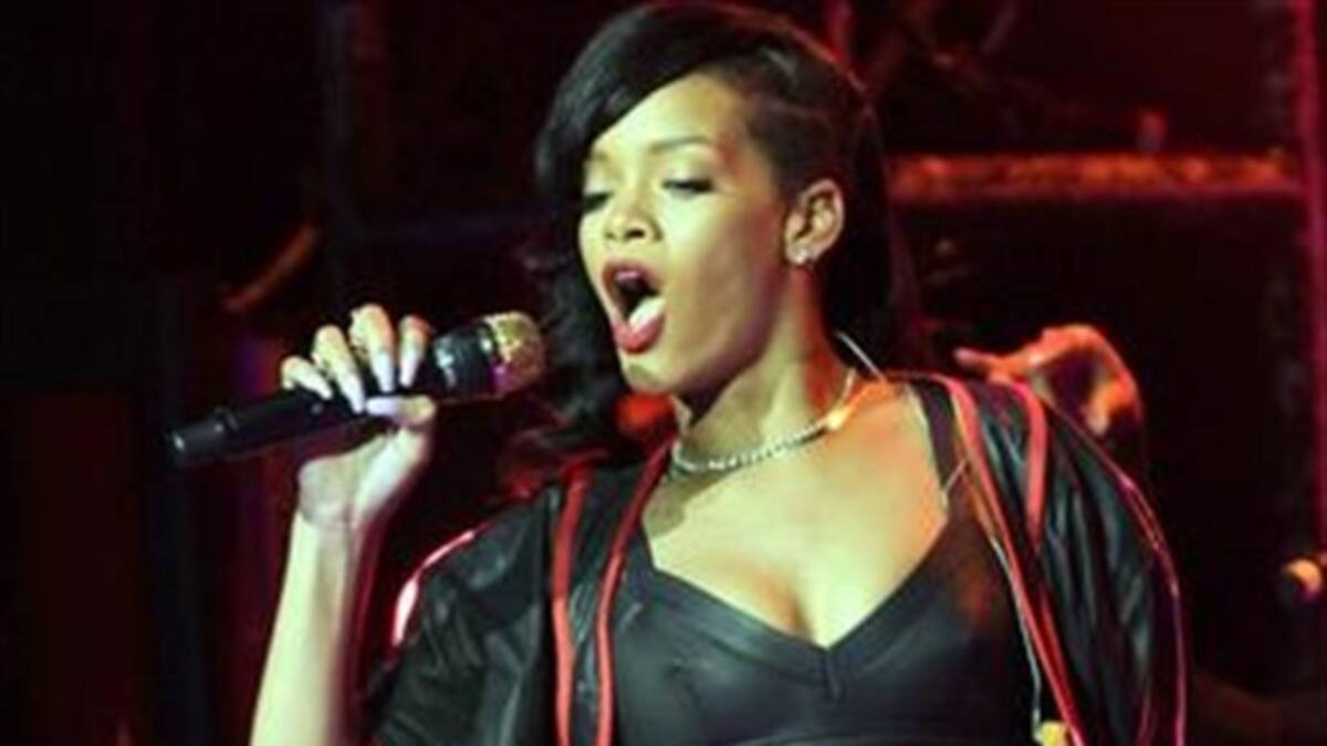 Rihanna inicia con el pie derecho su minigira 777
