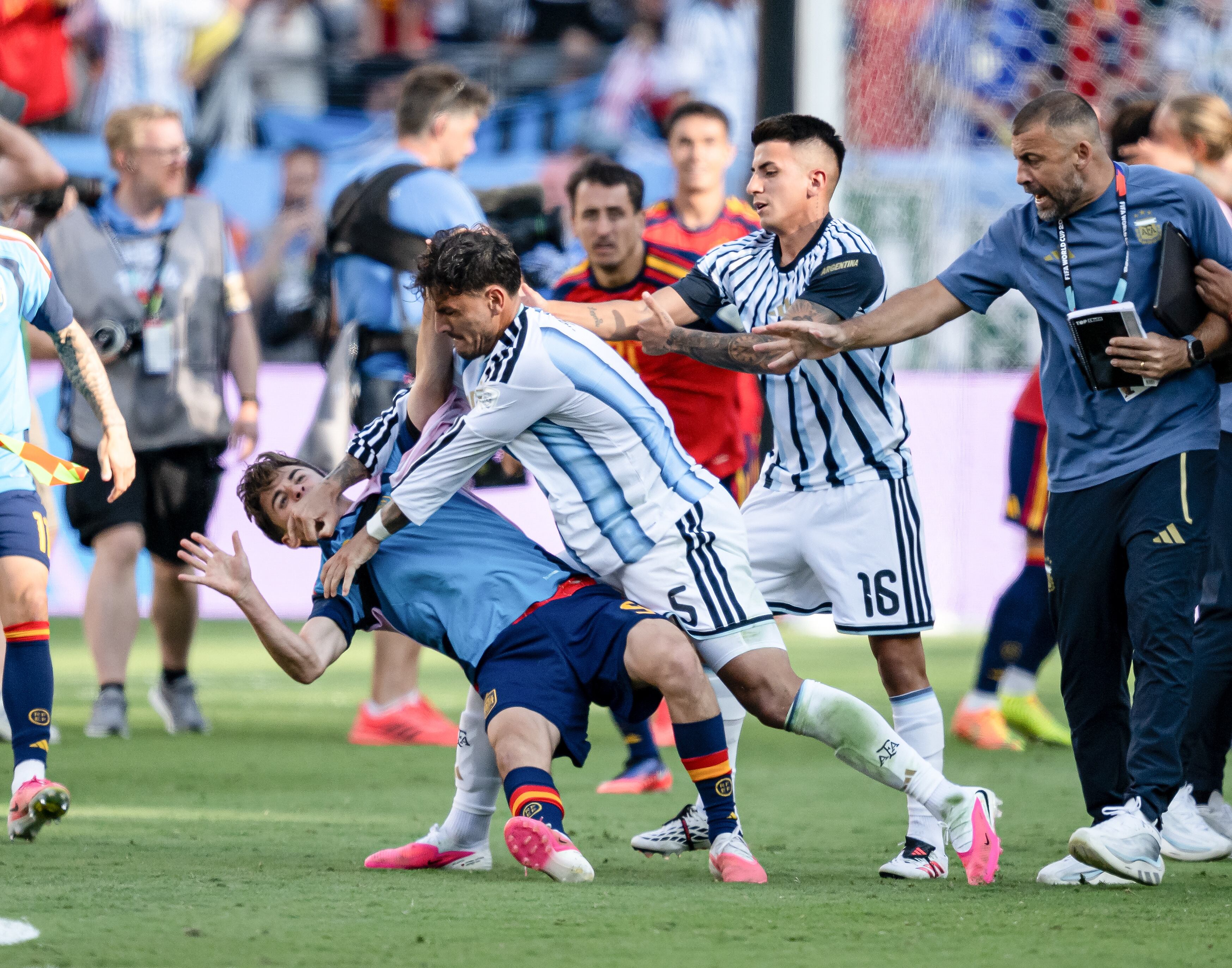 Leandro Paredes, de Argentina (5), agrede a Gavi, de España (9), tras la final del Mundial de la FIFA 2026 entre España y Argentina, disputada en el New York New Jersey Stadium el 19 de julio de 2026 en East Rutherford, Nueva Jersey