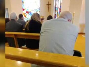 Descubren a hombre viendo futbol en plena misa