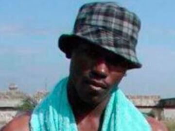 Negro de Whatsapp reaparece para tomarse selfies con sus fans