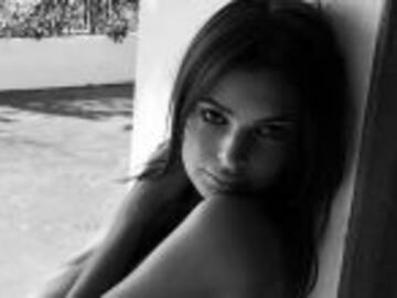 Emily Ratajkowski posa sin ropa
