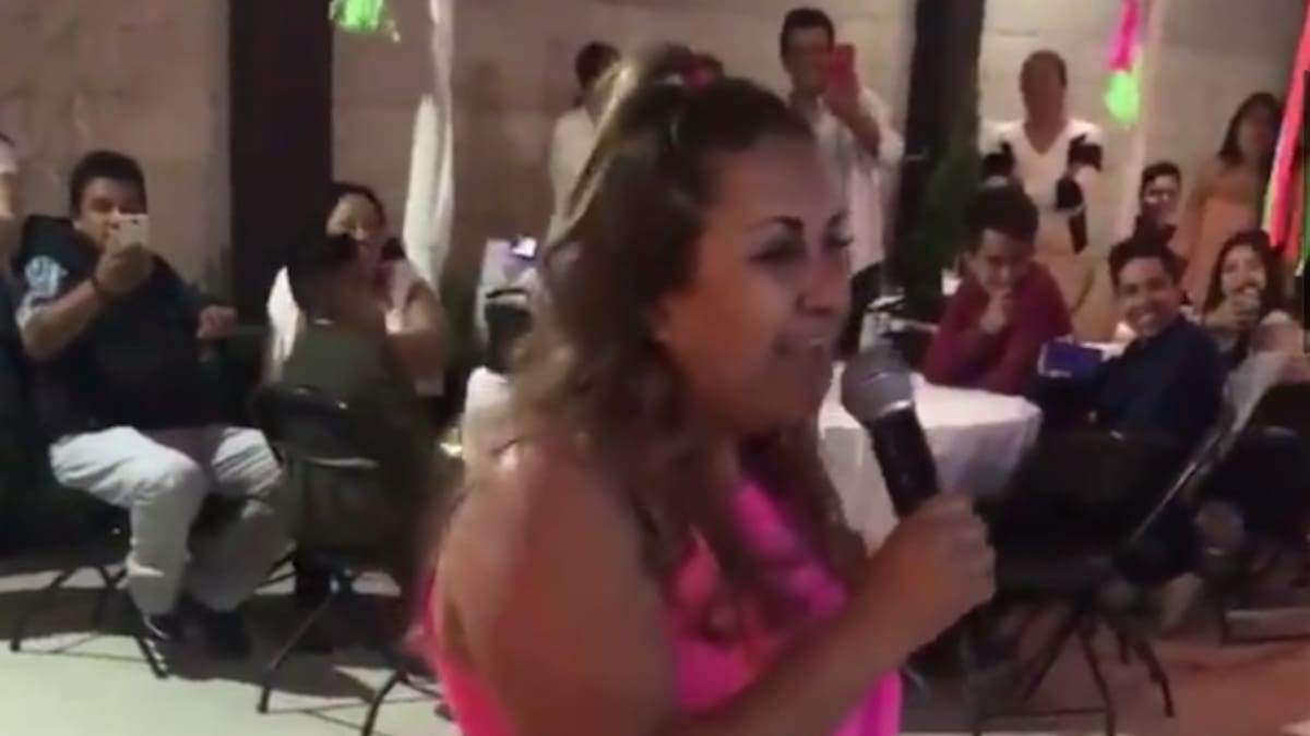 Madre e hija rapean en plena fiesta de XV años