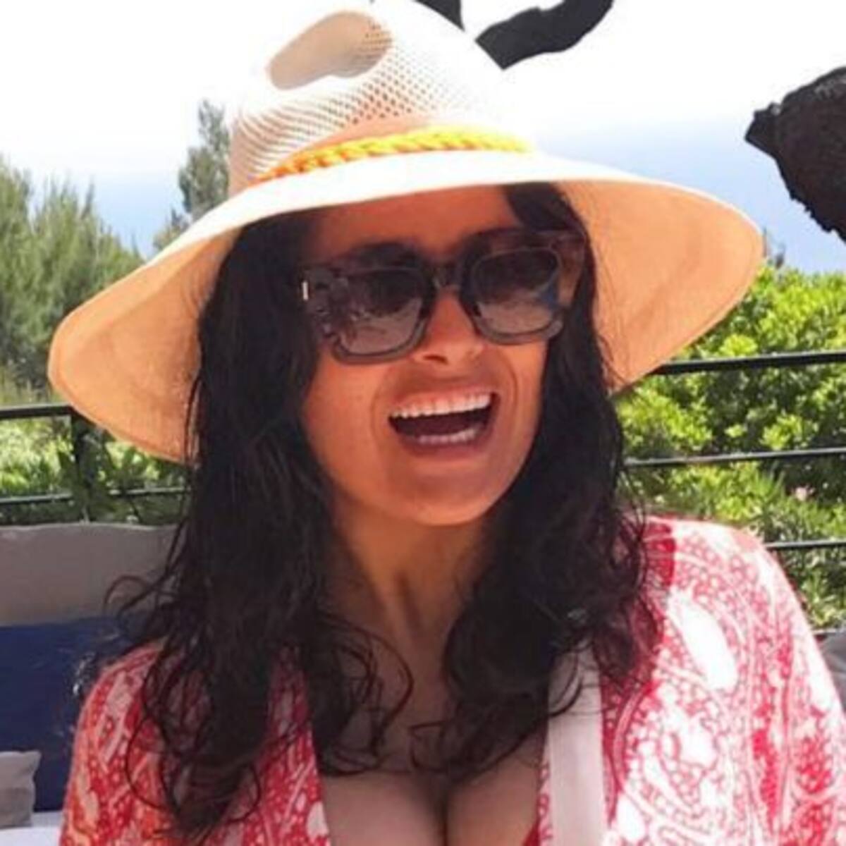 Salma Hayek conquista con atrevido escote