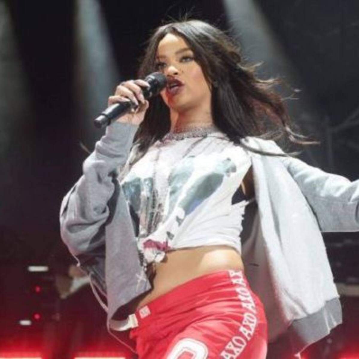 Rihanna comparte foto en topless