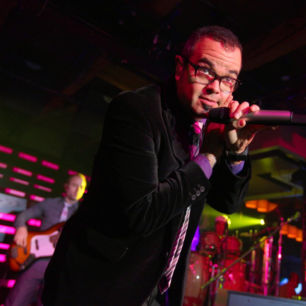 Aleks Syntek vuelve a preocupar y a generar conversación en redes tras mostrarse sin peluquín
