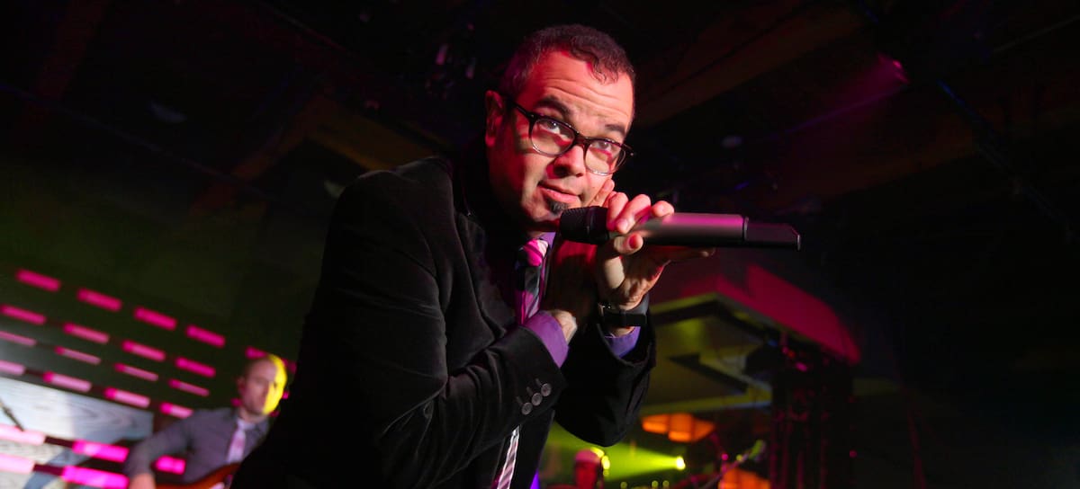 Aleks Syntek peluquín