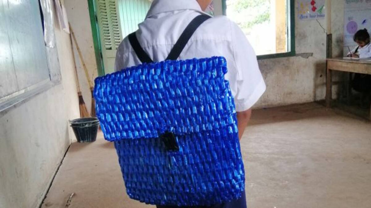 Tejió una mochila para su hijo y se viralizó