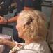 Abuelita llama a la policía porque tiene hambre, le preparan la cena