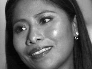 Yalitza Aparicio posa junto a Joaquin Phoenix