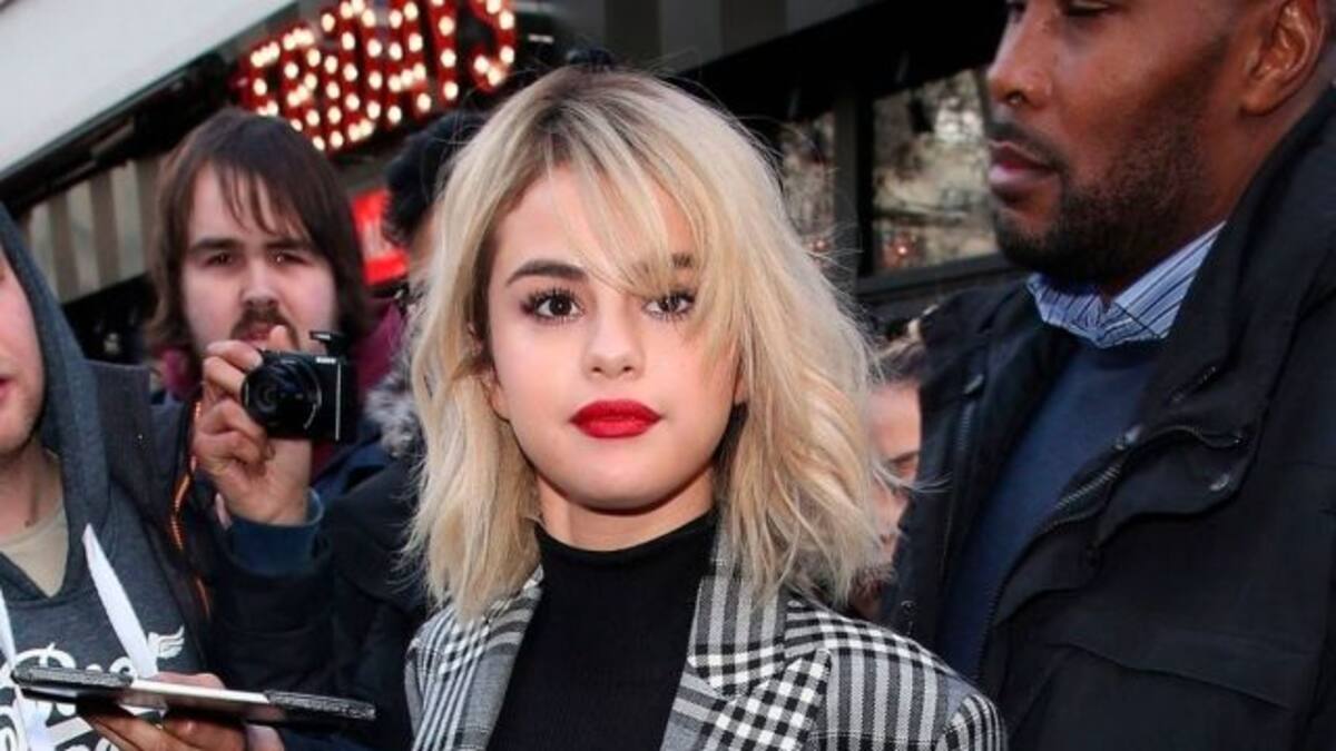 Selena Gomez enseña todo gracias al flash de los paparazzis