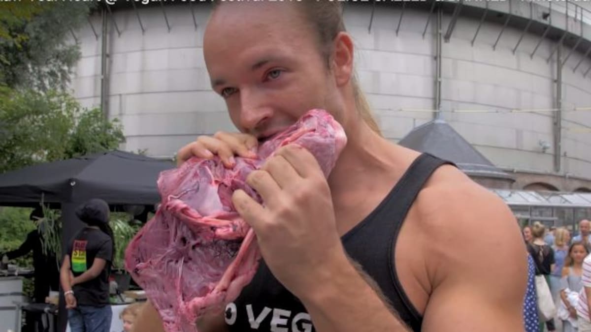 Comió carne cruda en un festival de veganos