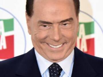 Berlusconi le pide a un político italiano que le regale a su hija