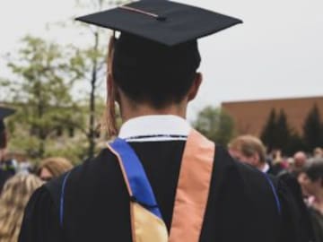 Su mamá falleció hace tres años y esto hizo él para que ella fuera a su graduación