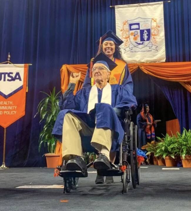 Abuelo de 88 años se gradúa de la universidad junto a su nieta