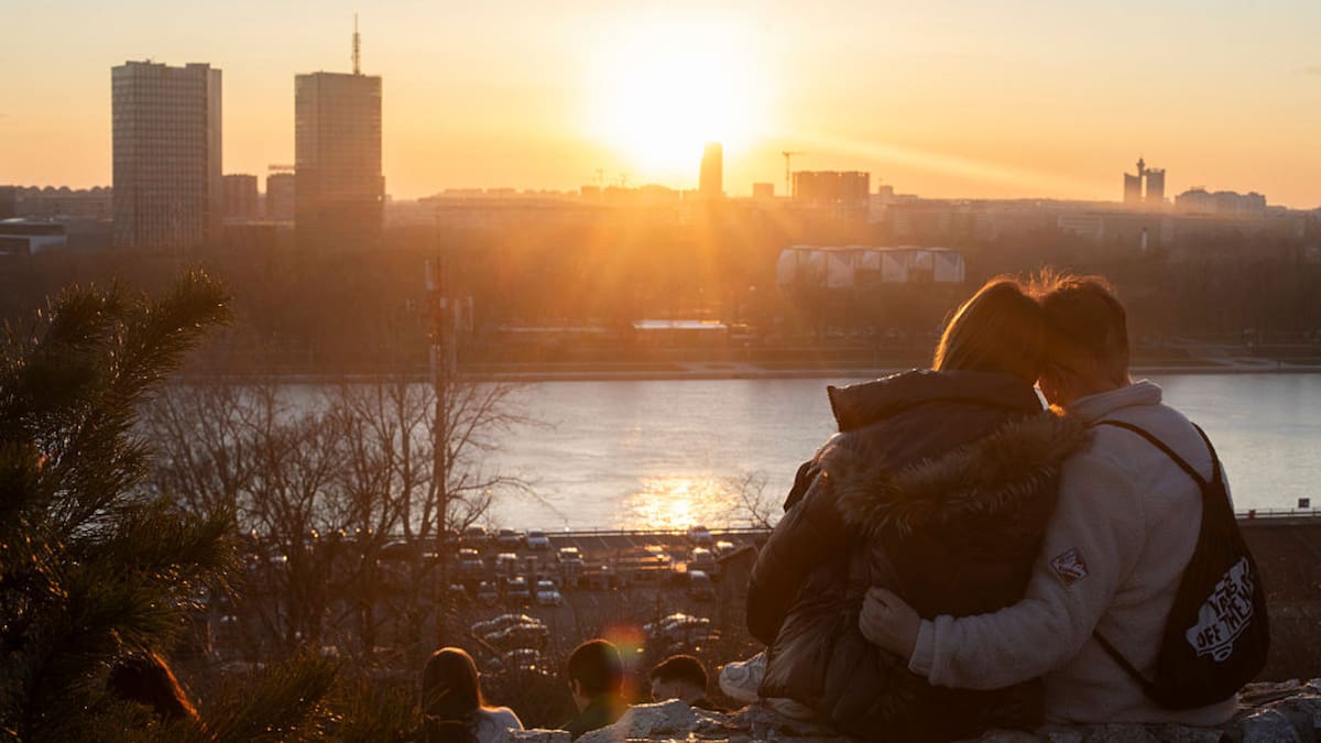 ¿Funciona la regla de "la mitad de tu edad más siete"? La ciencia tras la diferencia de edades en pareja