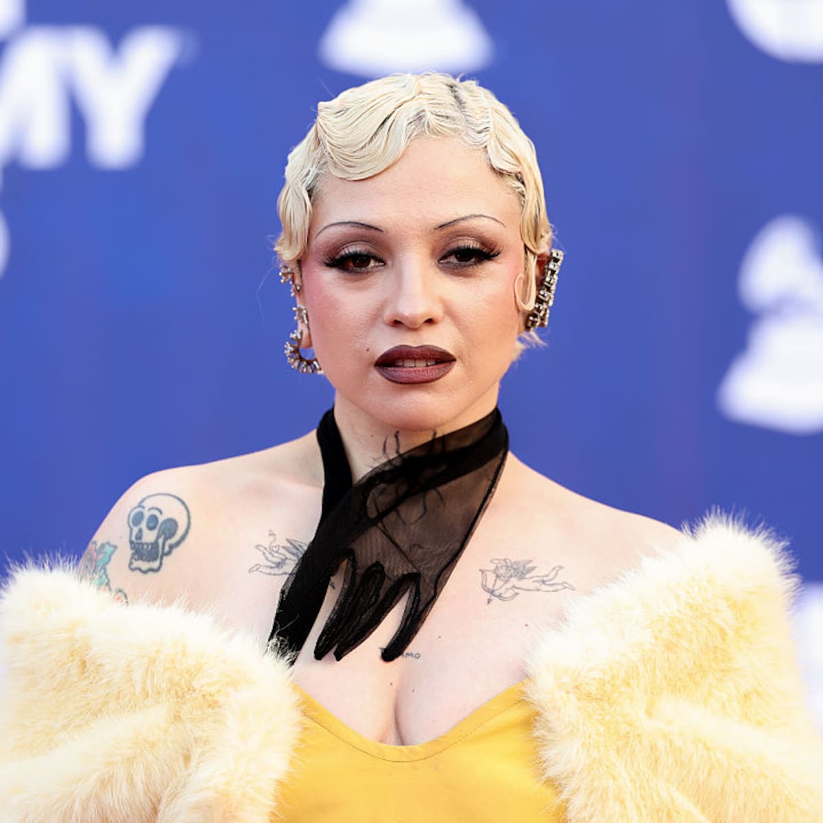Mon Laferte divide opiniones por el comportamiento que tuvo con fan en el aeropuerto: “Un verdadero fan se sabría mis canciones”