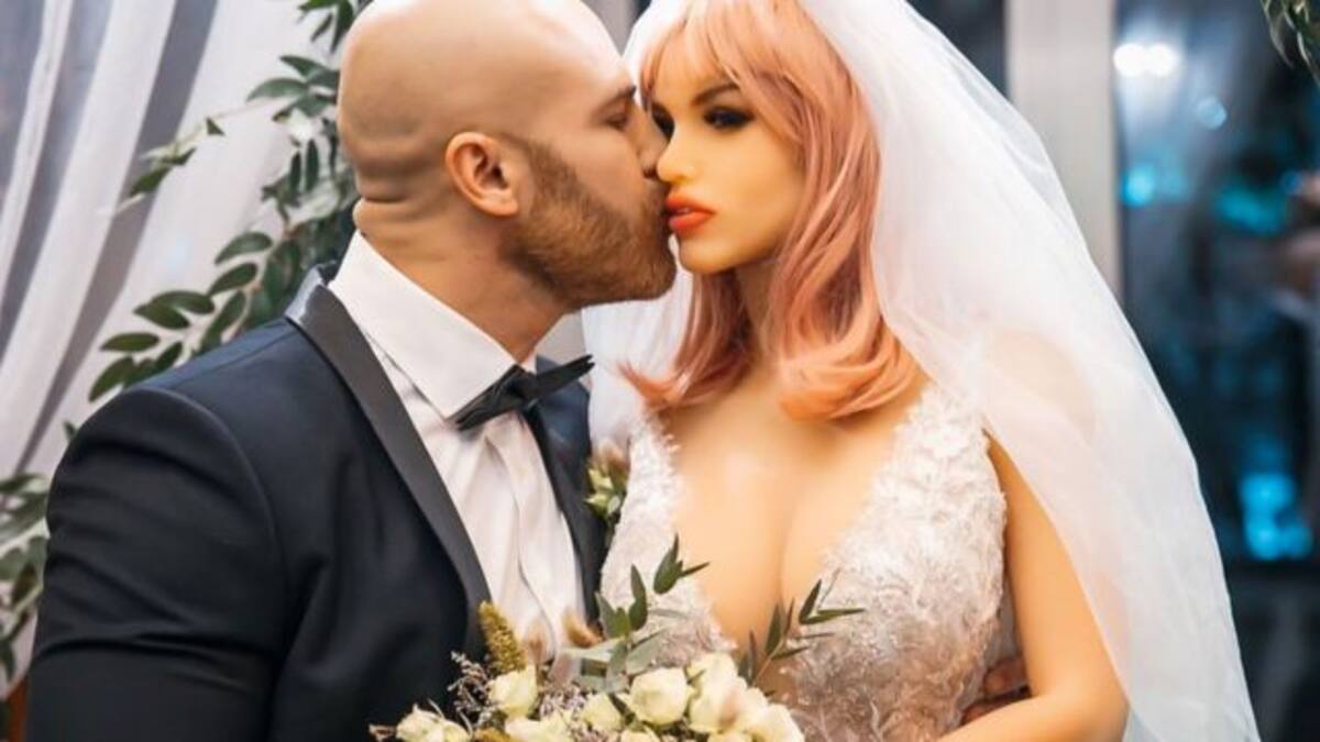 Se casa con su muñeca de silicón tras 18 meses de noviazgo