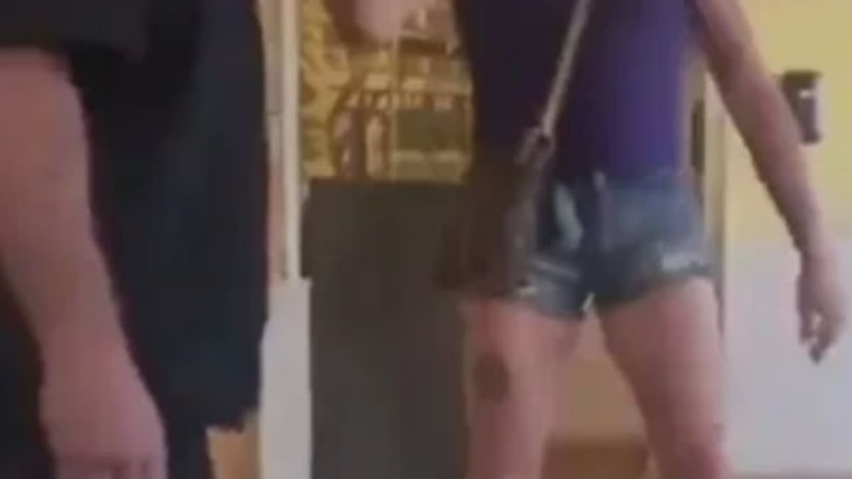 Padre discute con mujer trans que quiso entrar al baño donde estaba su hija