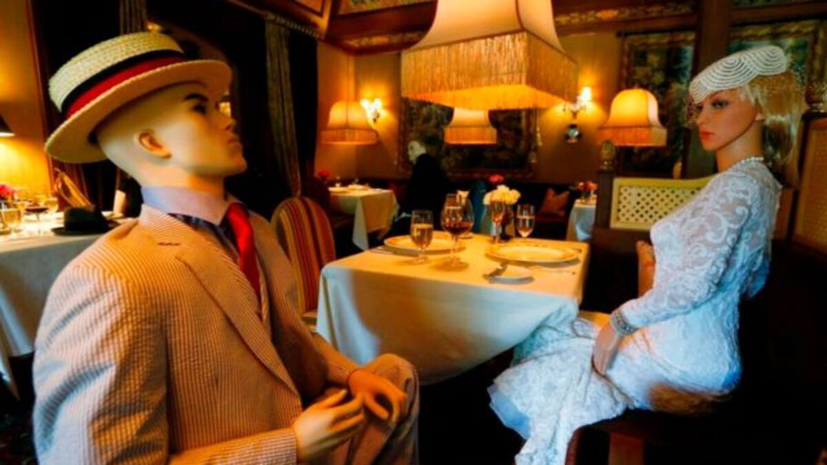 Restaurante usa maniquíes para mantener sana distancia