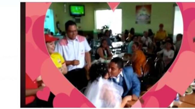 Se casan en una rosticería
