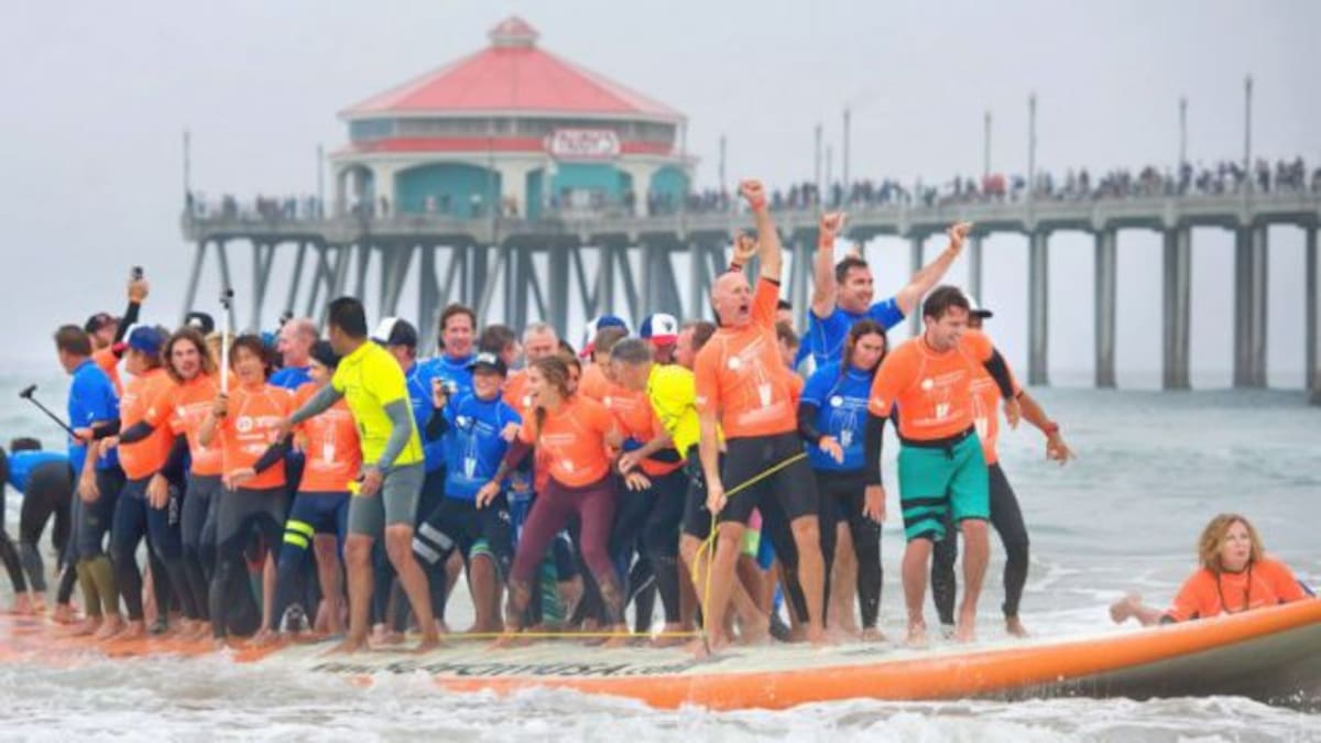 Récord Guinness: 66 personas en una tabla de surf.