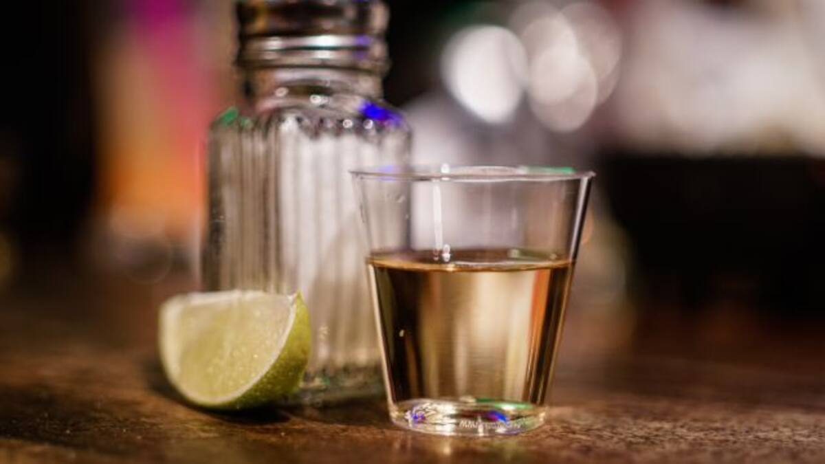 Tomar dos shots de tequila favorece la digestión: Estudio