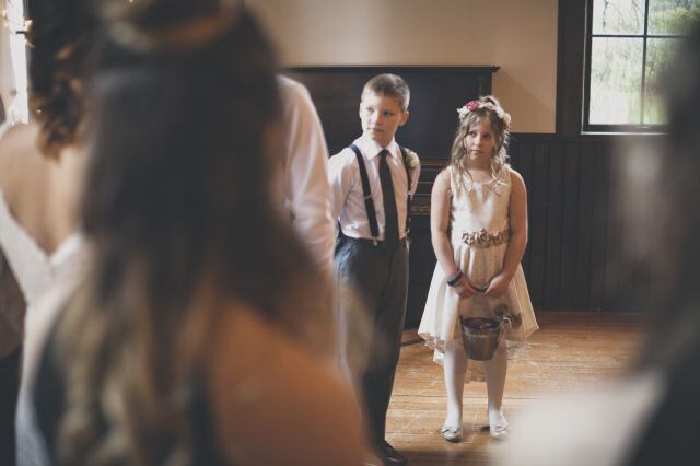 Novia prohíbe que prometido lleve a su hija de tres años a su boda