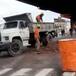 Obreros se hacen virales, uno descarga la tierra y el otro la vuelve a cargar
