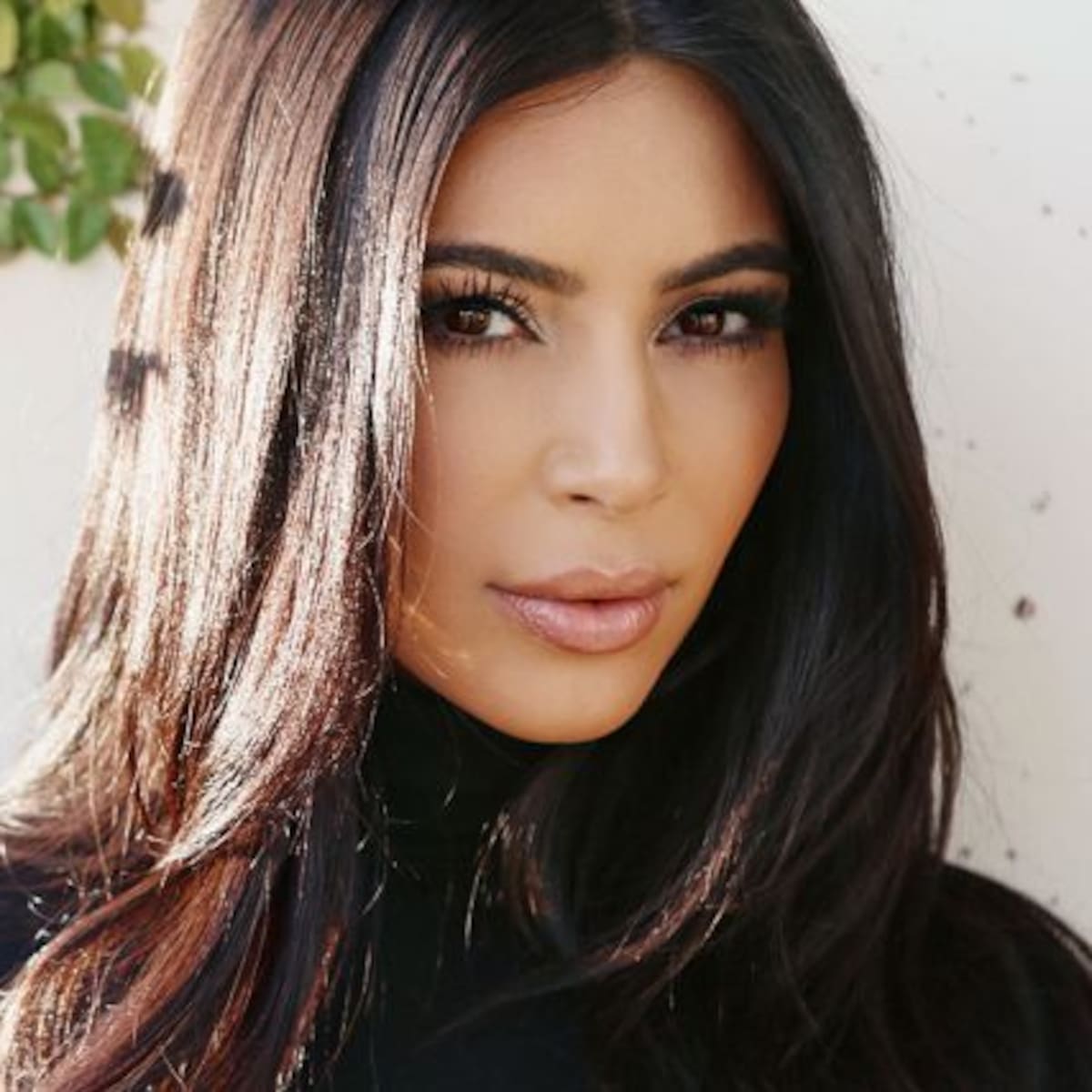 Kim Kardashian impacta con tremendo escote