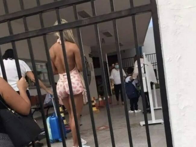 Critican a mamá fitness por llevar a su hijo a la escuela en ropa deportiva