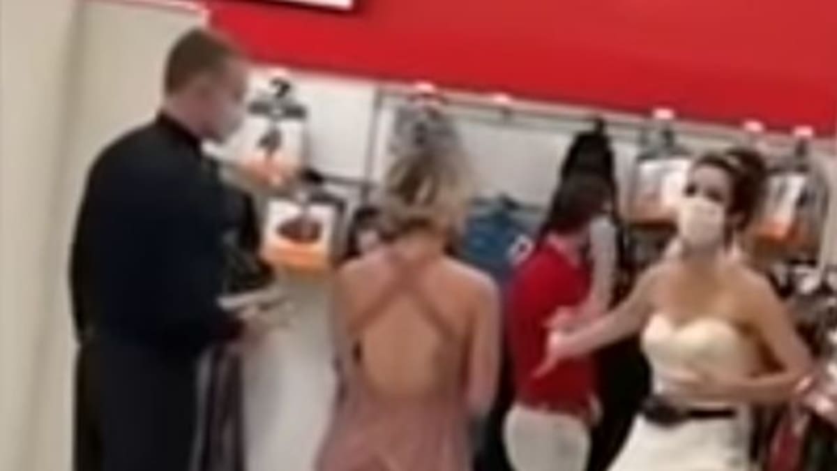 Vestida de novia, llega al trabajo de su novio y le exige que se casen ahí