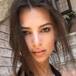 Así disfruta Emily Ratajkowski sus enlodadas vacaciones