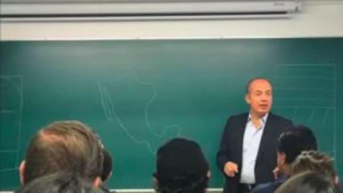 Felipe Calderón imparte clase en el ITAM y se convierte en meme