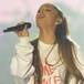 Ariana Grande conmovida hasta las lágrimas en homenaje a Manchester