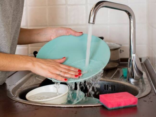 También se puede ahorrar mucha agua al momento de lavar platos