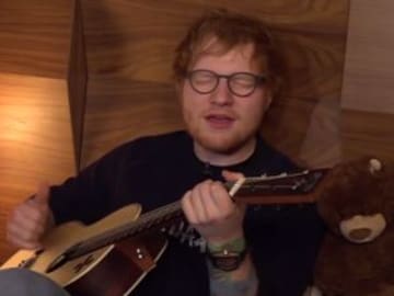 ED SHEERAN APOYA A NIÑOS CON CÁNCER DESDE LA CAMA