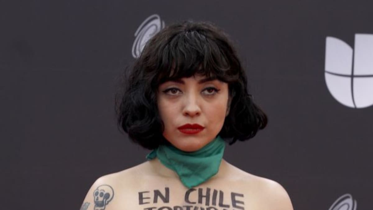 Mon Laferte protesta topless en alfombrade los Grammy Latino