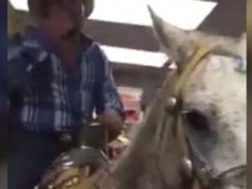 Entra con su caballo a minisúper a comprar cervezas