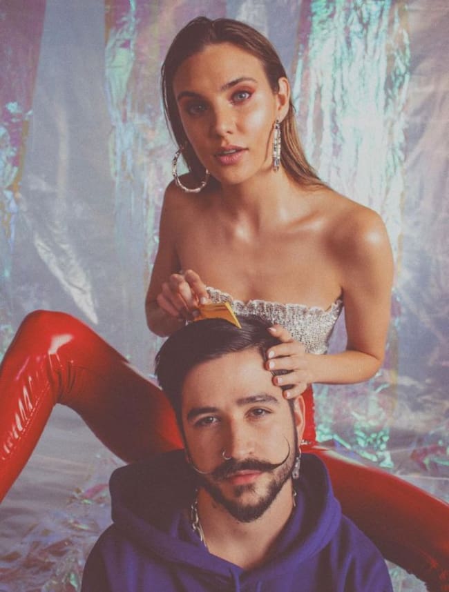 El famoso cantante Camilo estrena "Ropa Cara" junto a Macarena Achaga