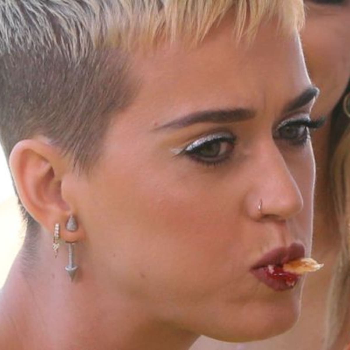 Katy Perry hace broma caníbal a sus fans