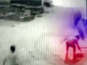 SU MEJOR AMIGO LO SALVA DE UNA CAÍDA DE 12 METROS DE ALTURA