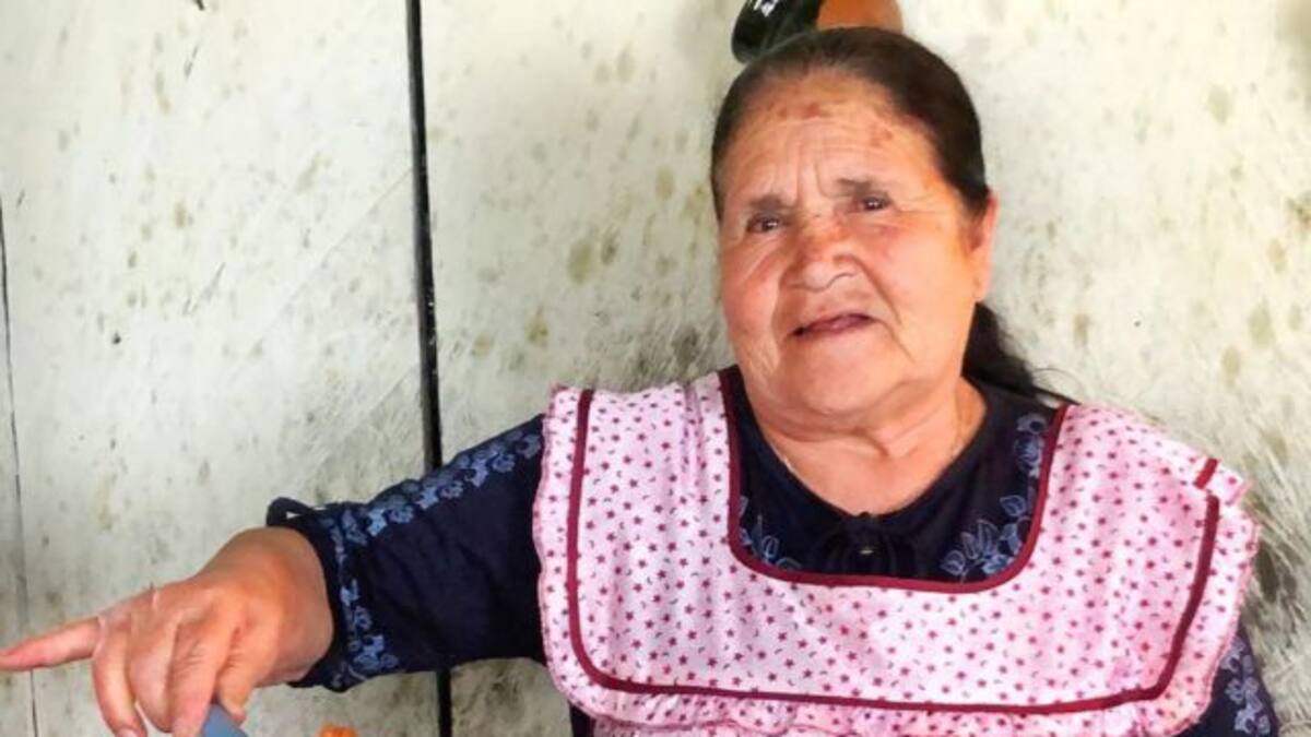 Doña Ángela de "De Mi Rancho a Tu Cocina" recibe premio por primer millón de seguidores YouTube