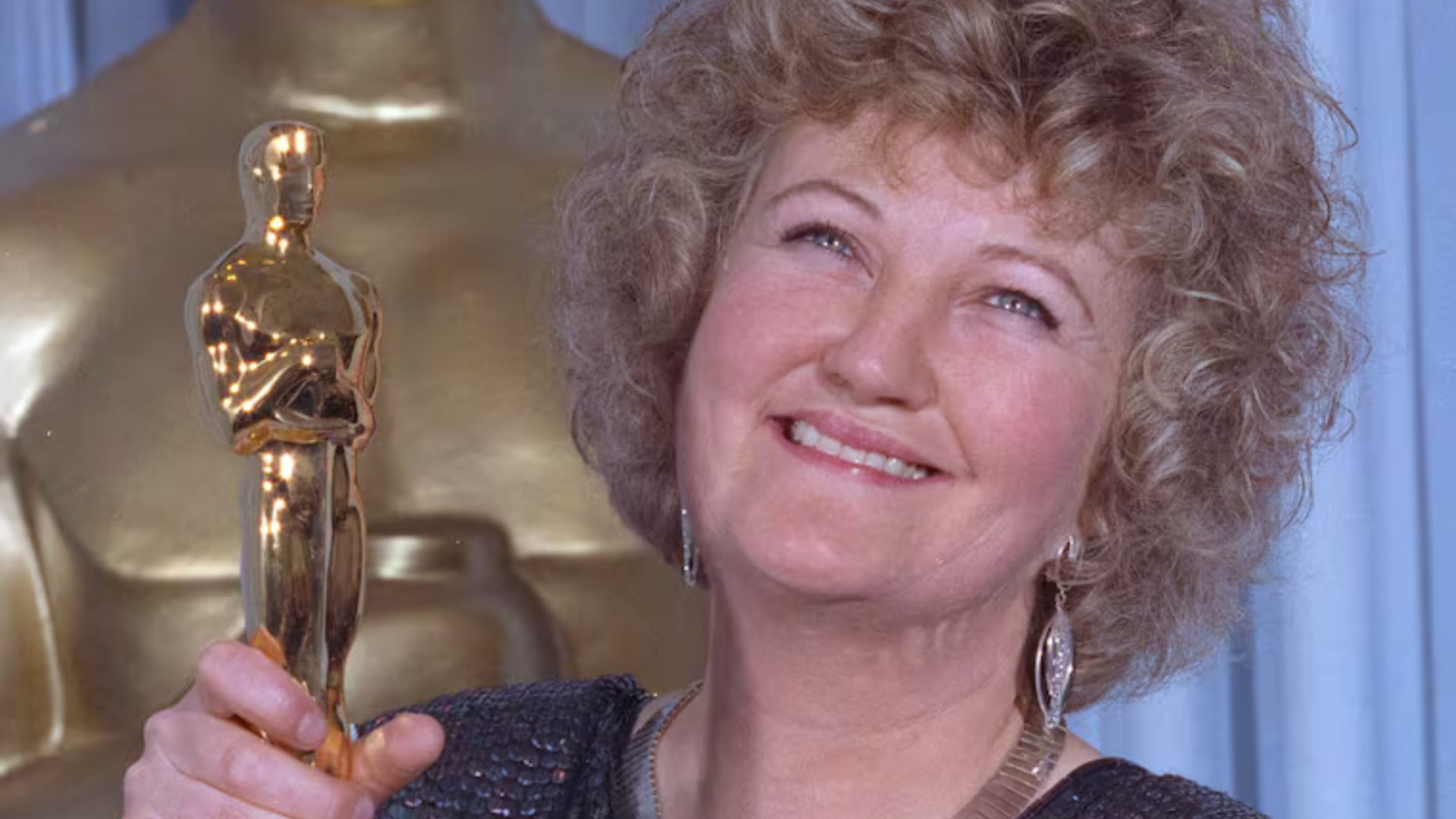 Brenda Fricker sujetando su Oscar por Mejor Actriz de Reparto